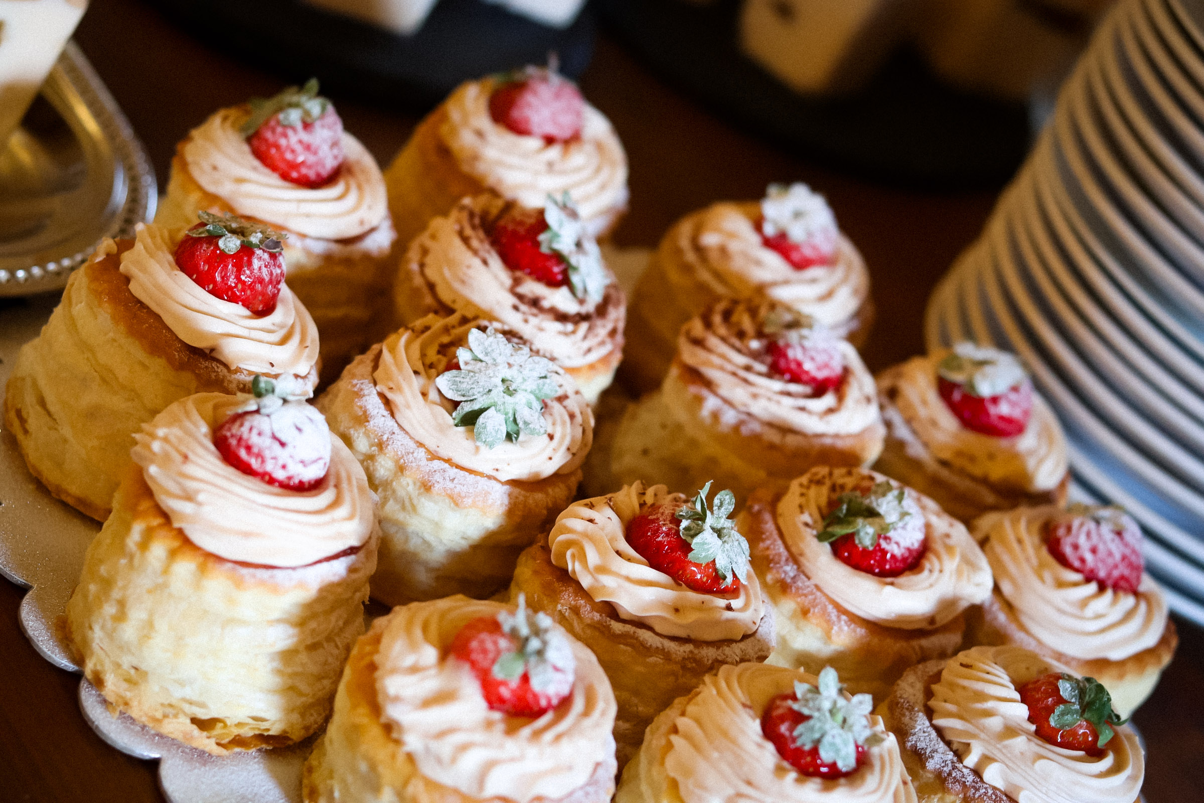 Olasz rendezvény catering Pécsen a Sette Giornitól. Egyedi menük, gazdagon megterített olasz büféasztalok, antipasti, cicchetti, meleg ételek, frissen sült kenyerek, saját készítésű pestók és desszertek esküvőkre, családi és céges rendezvényekre.